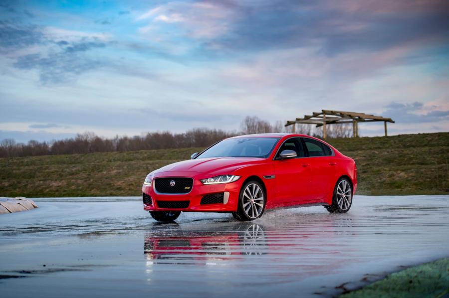  Jaguar XE 300 Sport 2018 года  (WW) (фото 1 из 24)